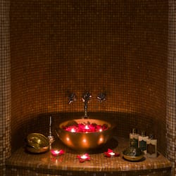 Salas de tratamiento para parejas, un sauna, baño turco