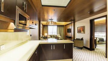 Premium bedding, in-room safe, desk, laptop workspace