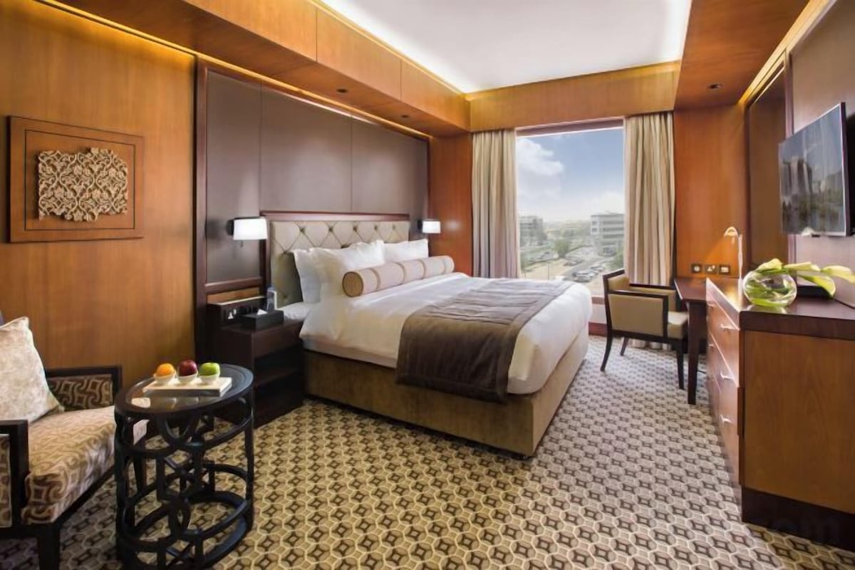 Premium bedding, in-room safe, desk, laptop workspace