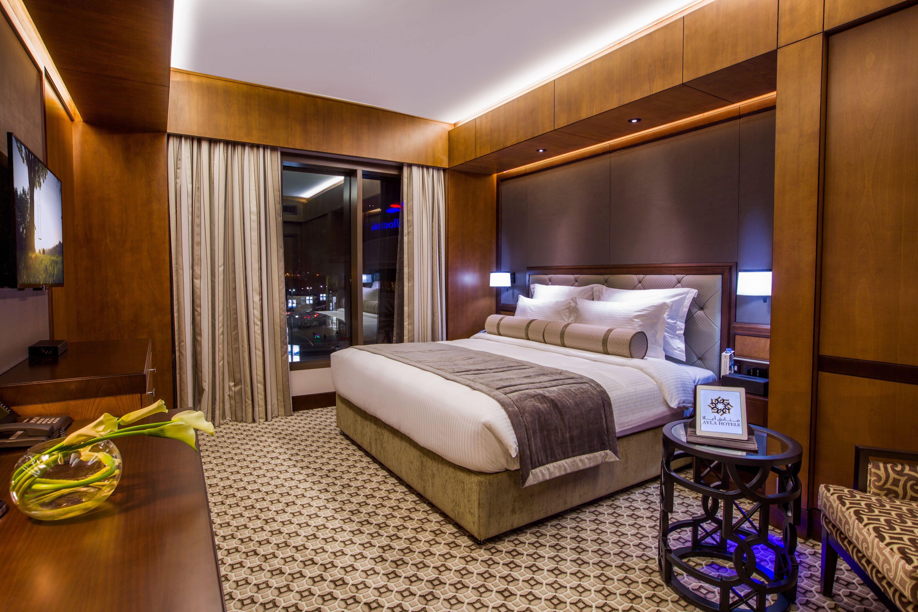 Ylelliset vuodevaatteet, tallelokero huoneessa, työpöytä