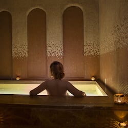 Salas de tratamiento para parejas, un sauna, baño turco