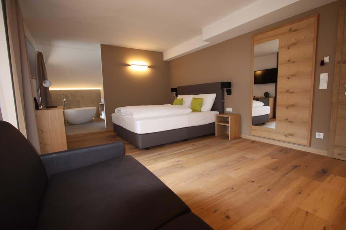 Junior Suite | Minibar, in-room safe, desk, soundproofing