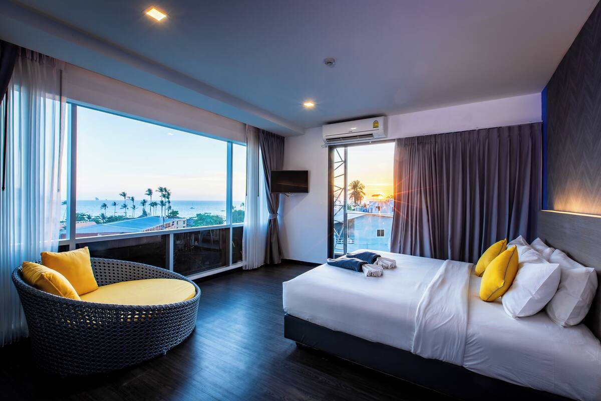 Deluxe Suite with Sea View | Seprai premium, brankas, meja kerja, dan tirai kedap cahaya