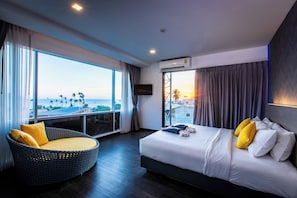 Deluxe kamer | Luxe beddengoed, een kluis op de kamer, een bureau