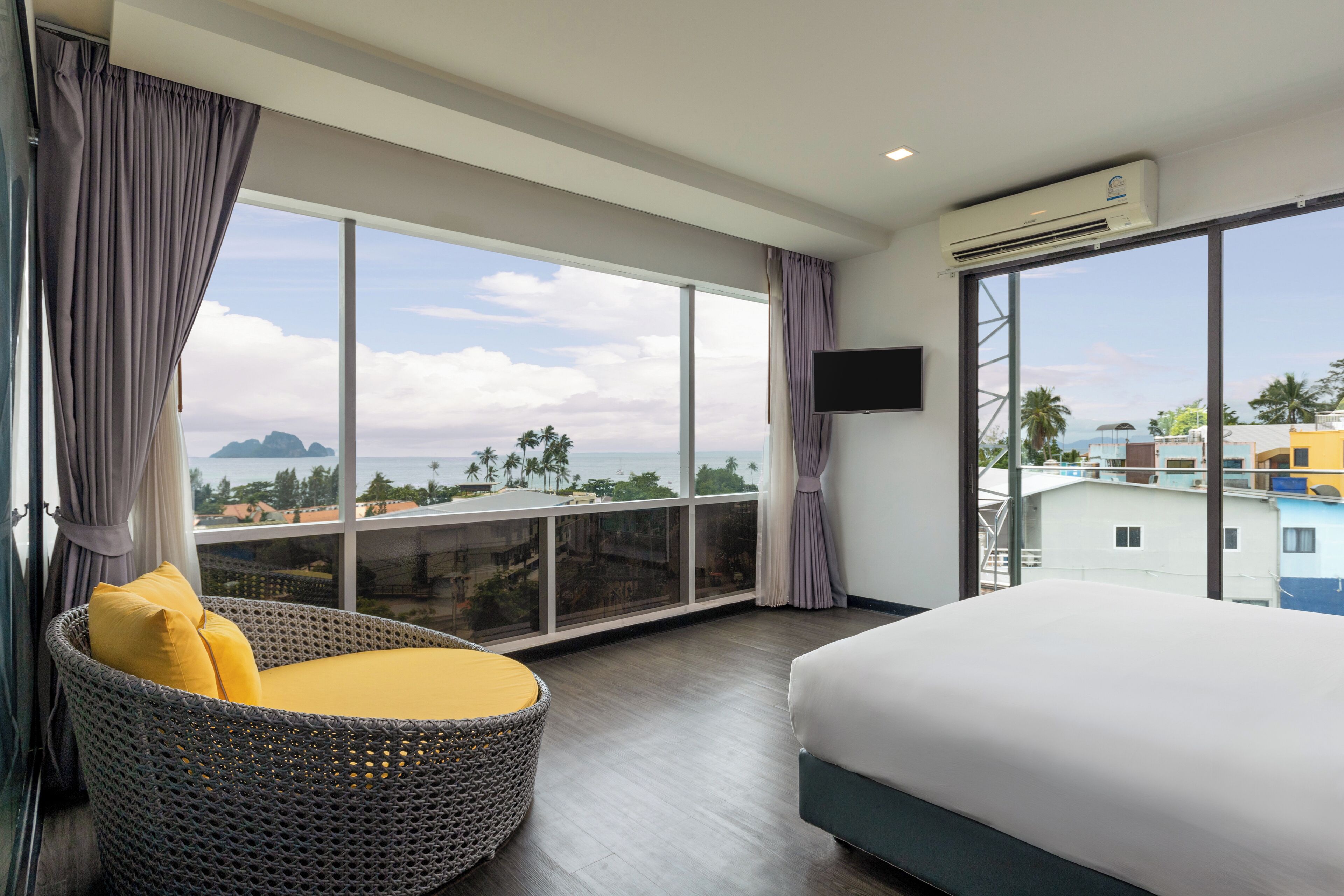 deluxe suite with sea view | 1 bedroom, premium bedding, in-room safe, desk