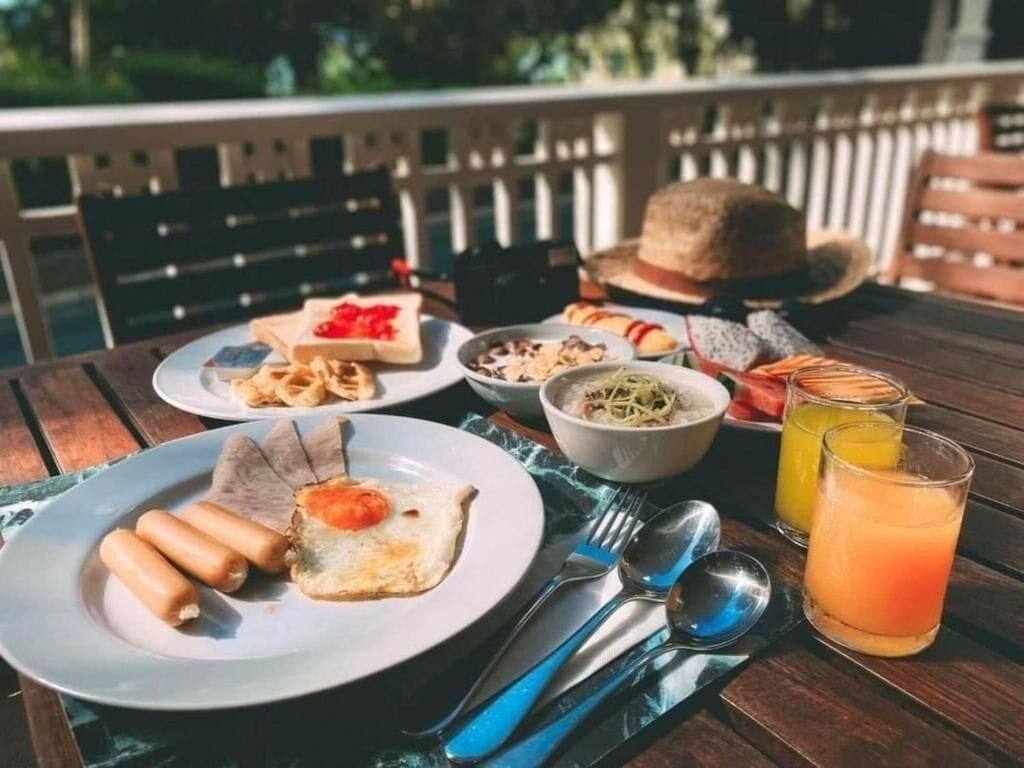 daily buffet breakfast (thb 400 per person)