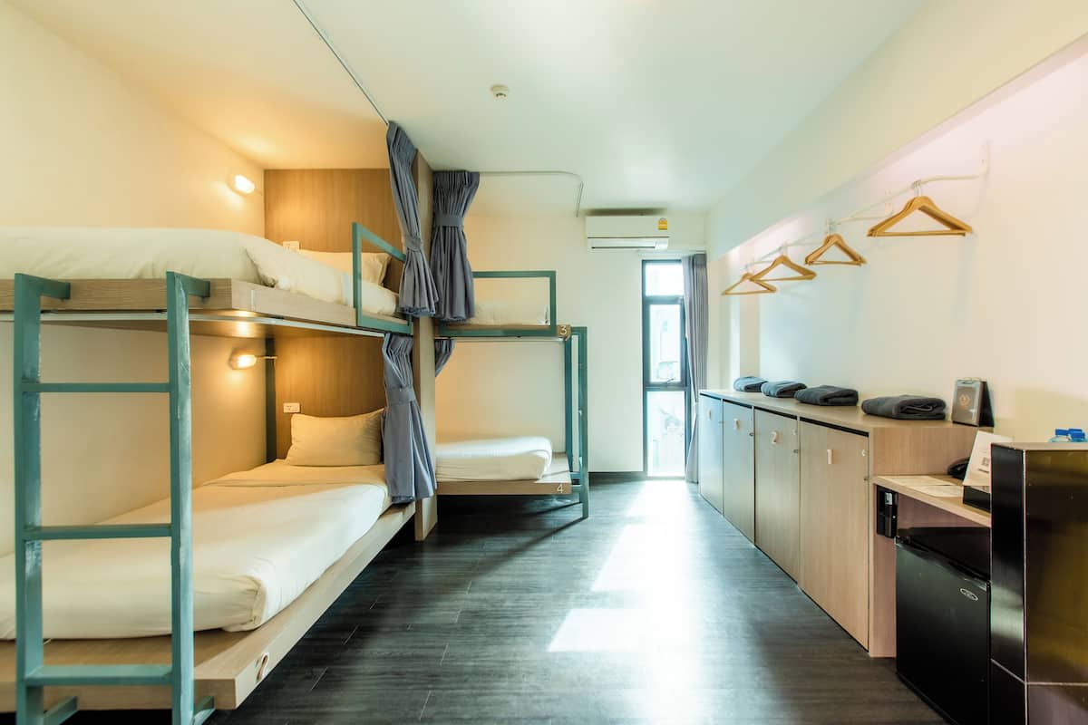 Ropa de cama de alta calidad y caja de seguridad en la habitación
