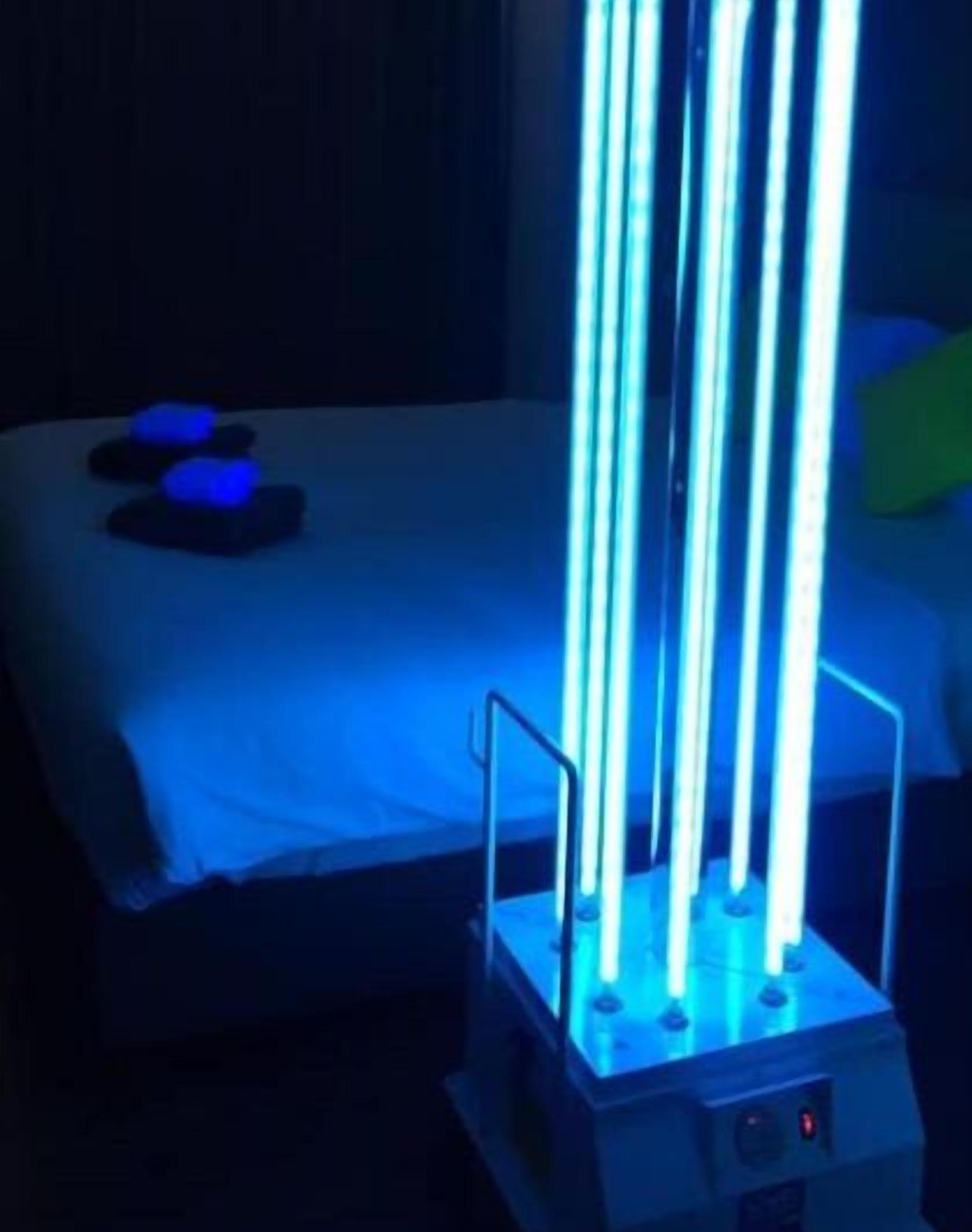 Un lit avec un drap blanc et deux oreillers bleus.