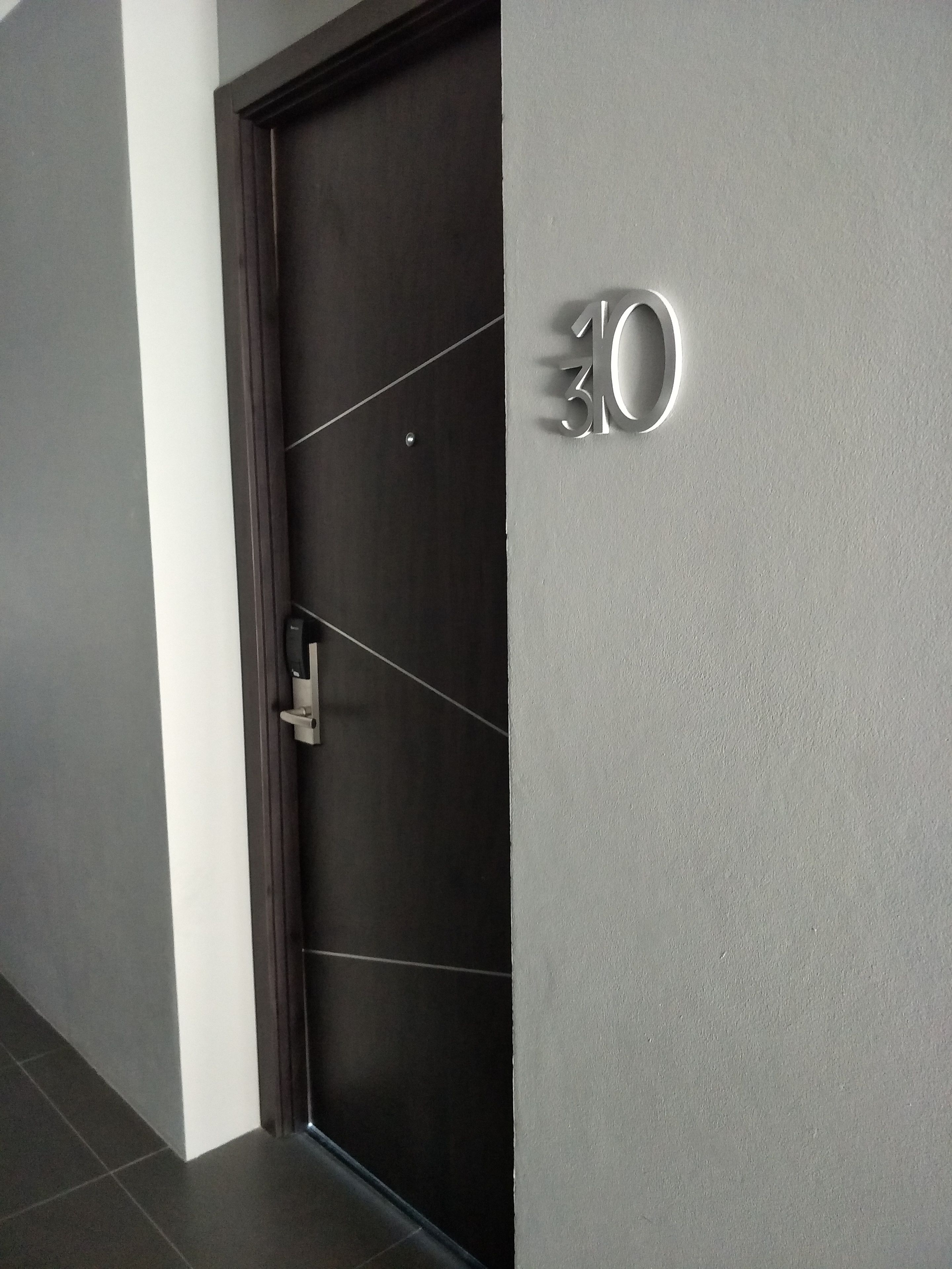 Una puerta moderna con un display digital que muestra el número 30.
