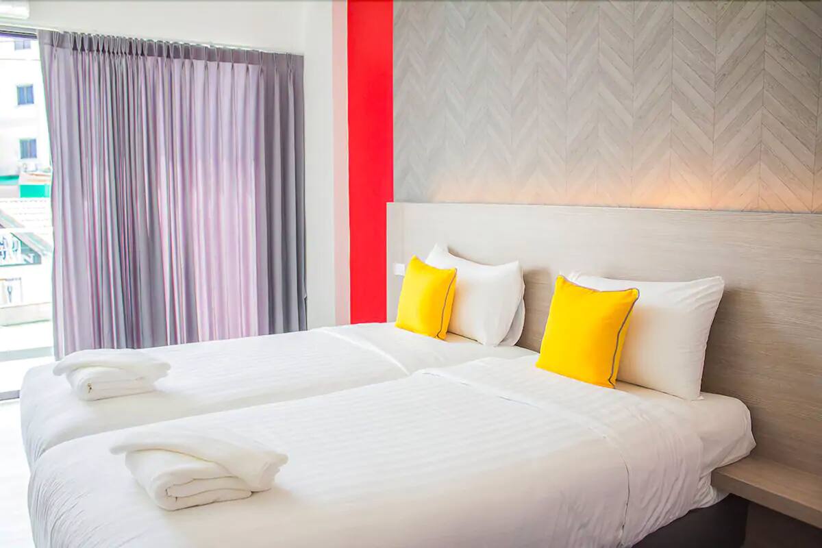 Kamar Deluks | Seprai premium, brankas, meja kerja, dan tirai kedap cahaya