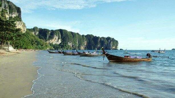 A beach with boats and cliffs. - Wake Up Aonang Hotel (Krabi)