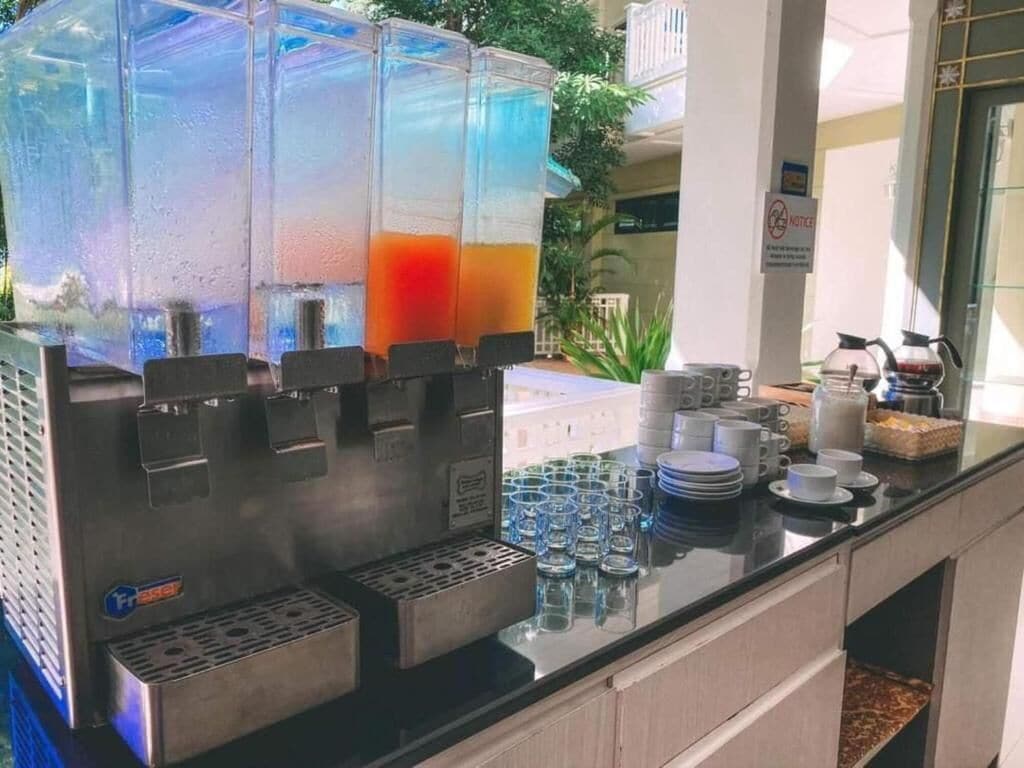 Se ofrece un desayuno bufé (400 THB por persona)