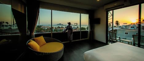 Deluxe Suite with Sea View | Ropa de cama de alta calidad y caja de seguridad en la habitación