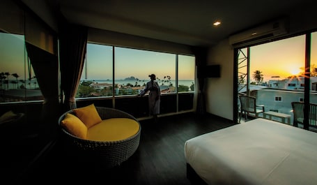 Deluxe Suite with Sea View | Premium bedding, in-room safe, desk, blackout drapes