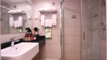 海濱行政大床房 | 浴室 | 淋浴設備、免費梳洗用品、風筒、浴袍