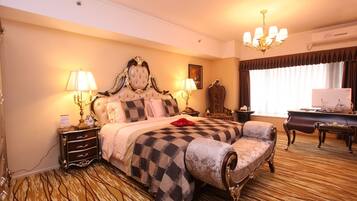 Minibar, caja de seguridad en la habitación y escritorio