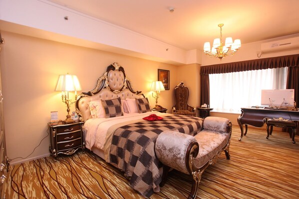 Minibar, in-room safe, desk, blackout curtains - Chengdu Longhu Haibin Hotel (Chengdu)