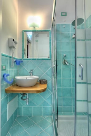 Standard Apartment, 2 Bedrooms | Bathroom | Shower, free toiletries