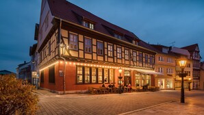 A traditional European building with a ground-floor restaurant and upper-floor residential units. - Hotel Mühlhäuser Hof (Mühlhausen/Thüringen)