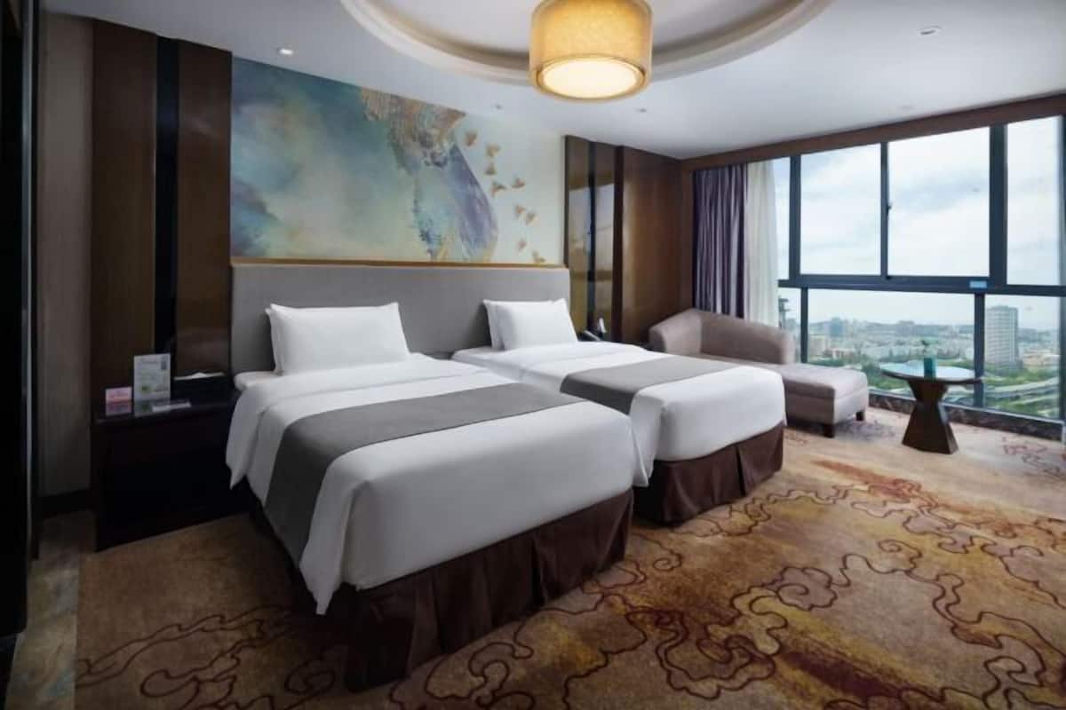 Minibar, brankas, meja kerja, dan tirai kedap cahaya