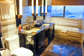 Separate tub and shower, free toiletries, hair dryer, slippers - Xiamen Wanjia International Hotel (Xiamen)