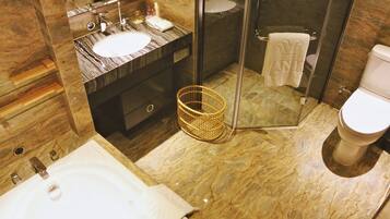 Deluxe-Zimmer | Badezimmer | Badewanne und Dusche (separat), kostenlose Toilettenartikel