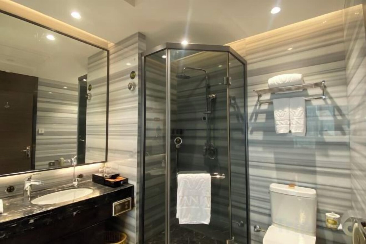 Bañera y ducha independientes y artículos de higiene personal gratuitos