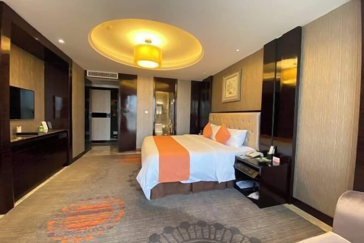 Minibar, brankas, meja kerja, dan tirai kedap cahaya