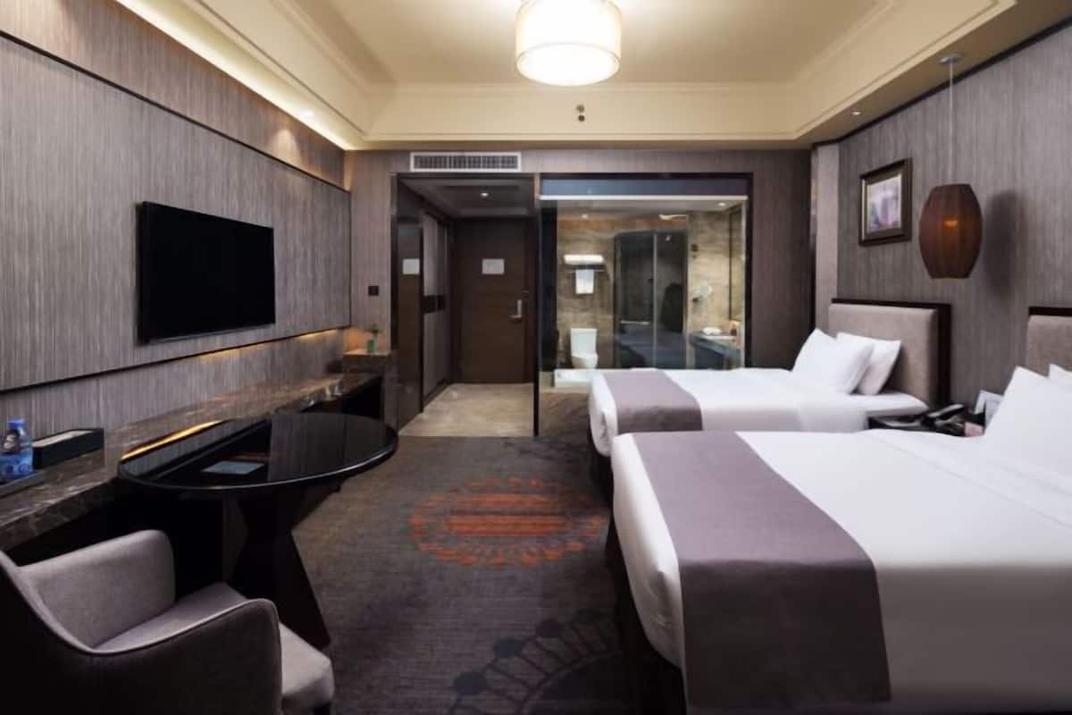 Minibar, brankas, meja kerja, dan tirai kedap cahaya