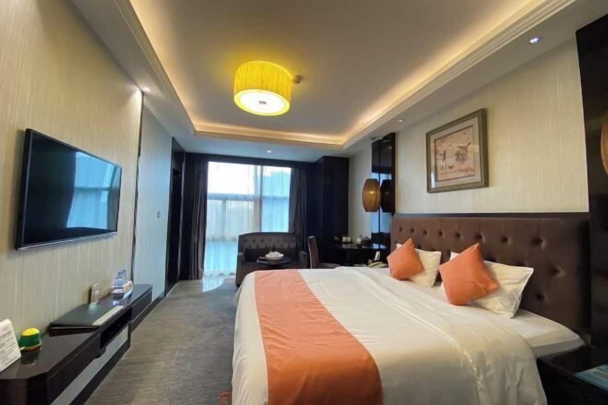 Minibar, brankas, meja kerja, dan tirai kedap cahaya