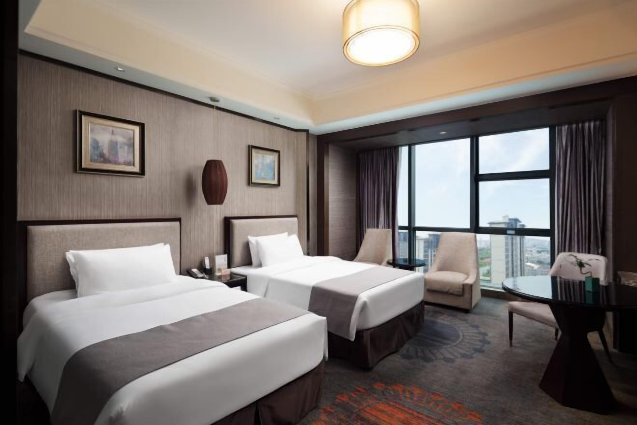 Minibar, brankas, meja kerja, dan tirai kedap cahaya