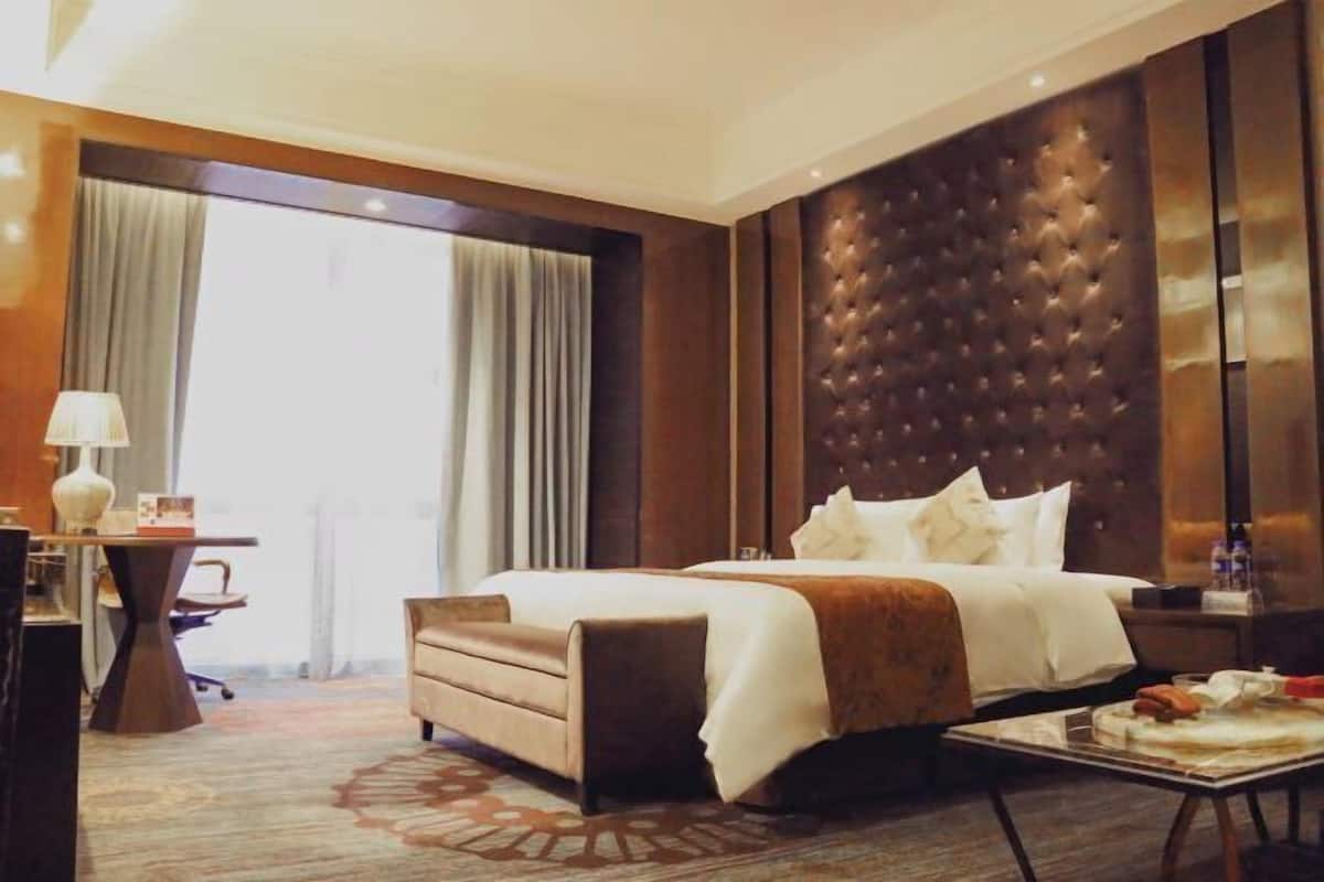 Minibar, brankas, meja kerja, dan tirai kedap cahaya