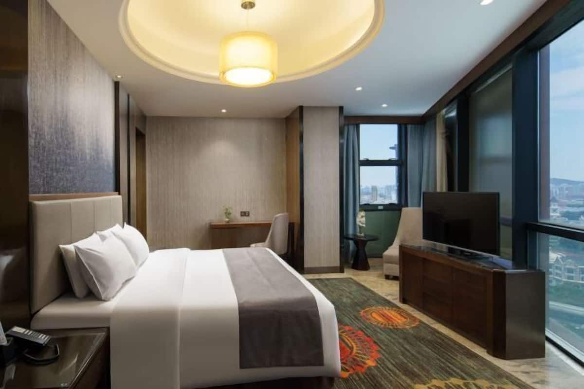 Minibar, caja fuerte, escritorio y cortinas opacas