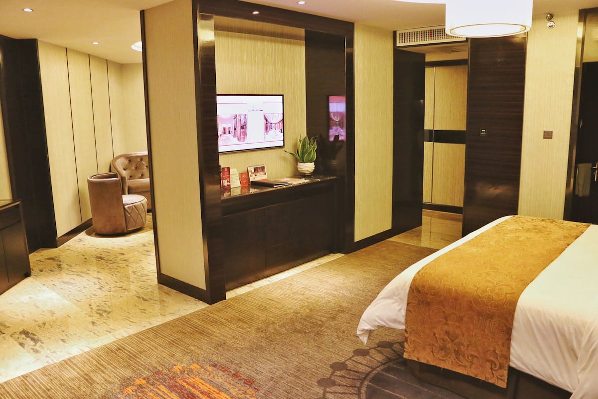 Suite Standar | Minibar, brankas, meja kerja, dan tirai kedap cahaya