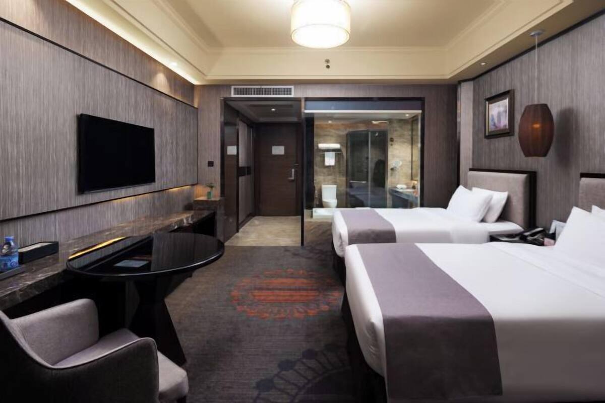 Minibar, caja fuerte, escritorio y cortinas opacas