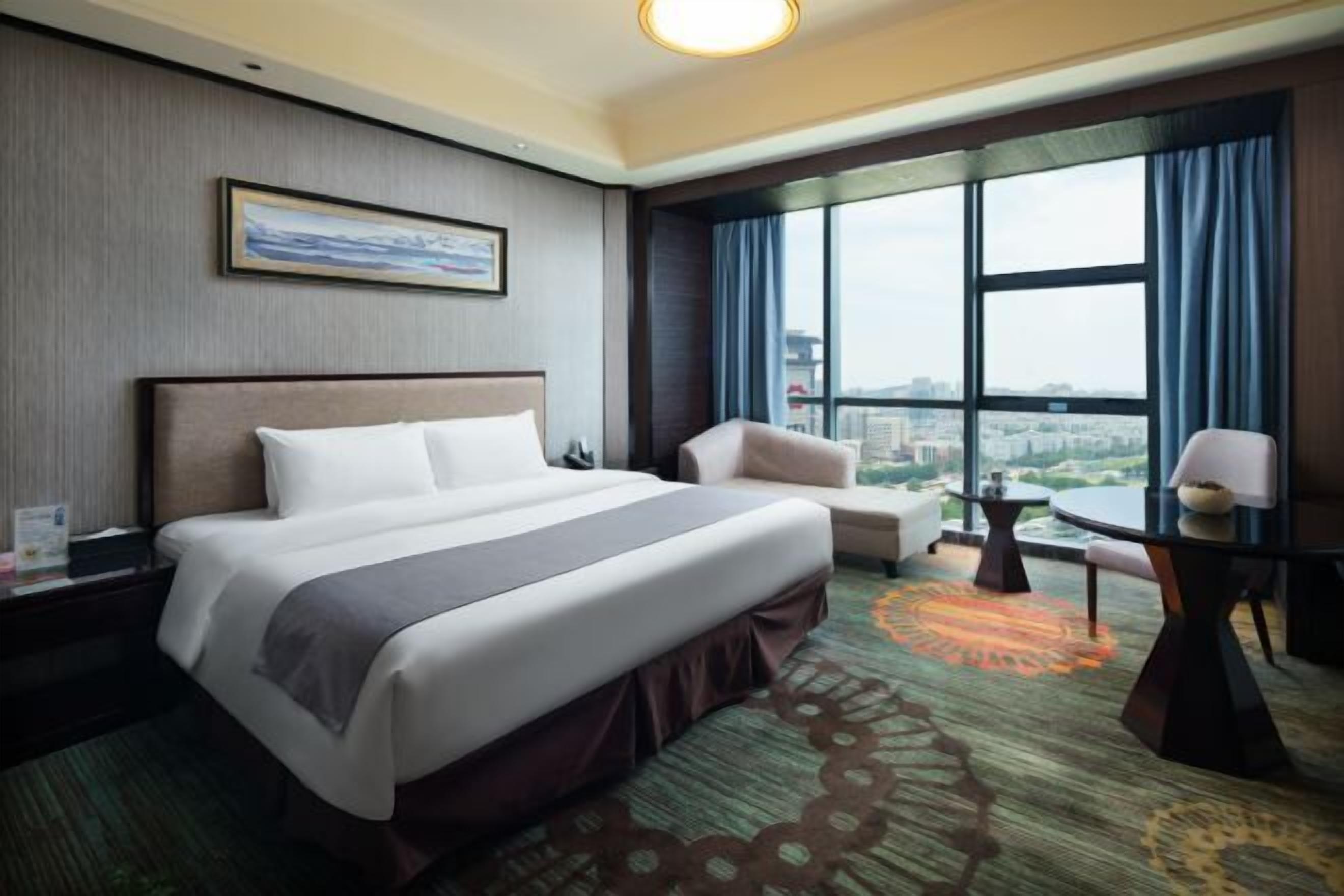 Minibar, caja fuerte, escritorio y cortinas opacas