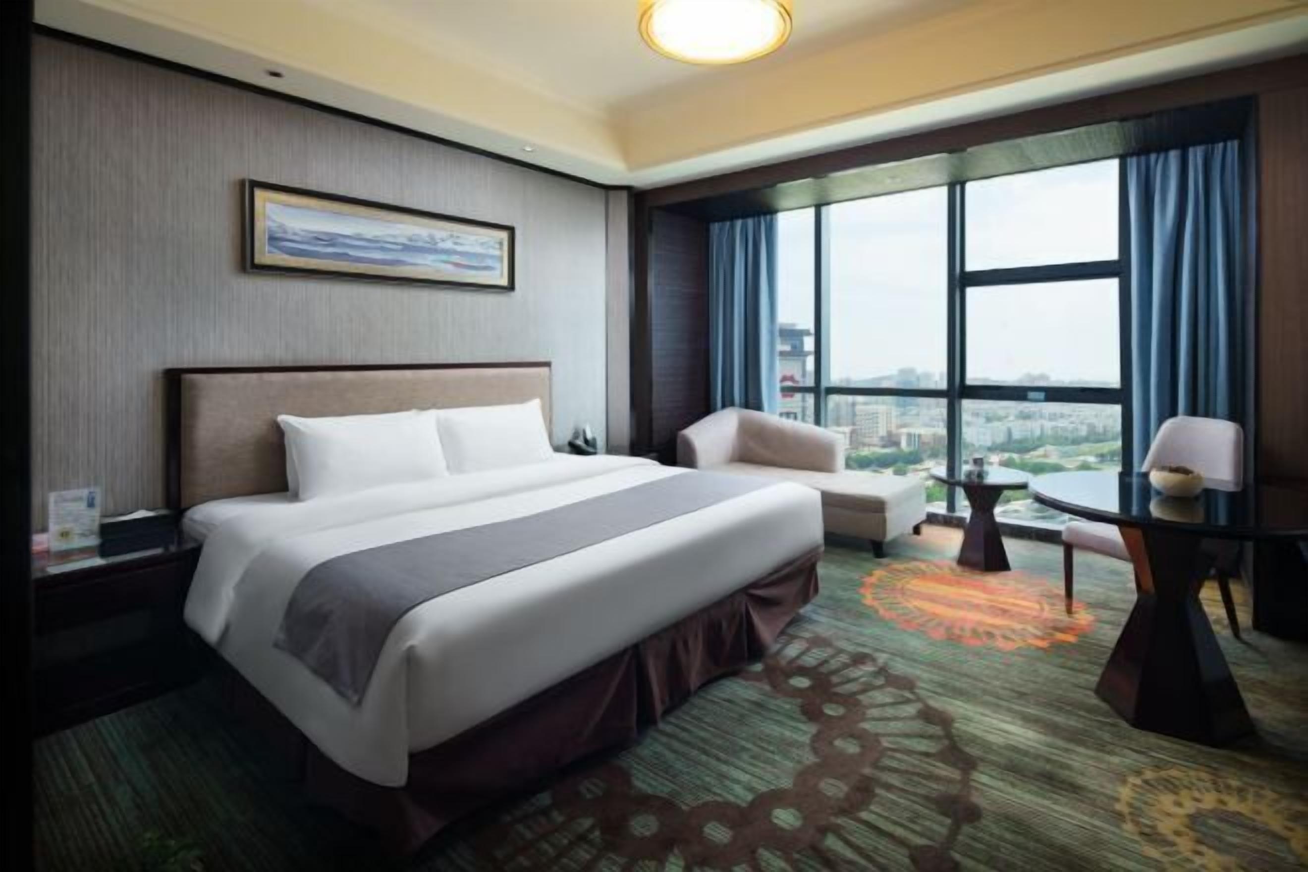 Minibar, caja fuerte, escritorio y cortinas opacas