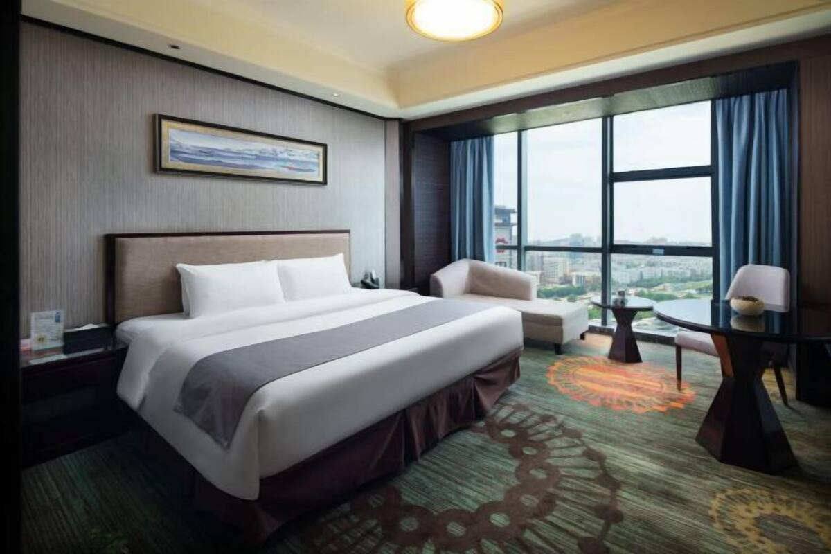 Minibar, caja fuerte, escritorio y cortinas opacas