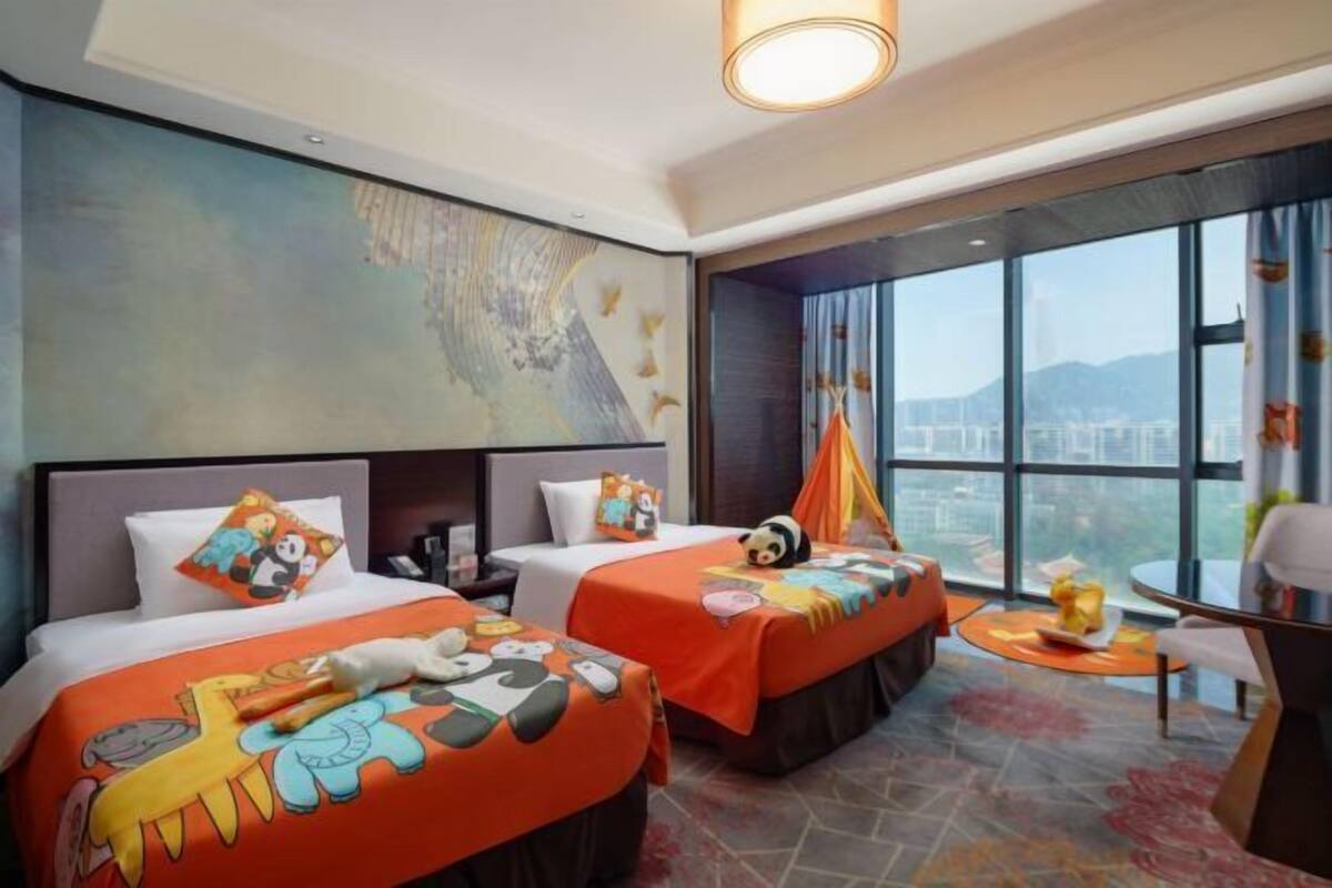 Minibar, caja fuerte, escritorio y cortinas opacas