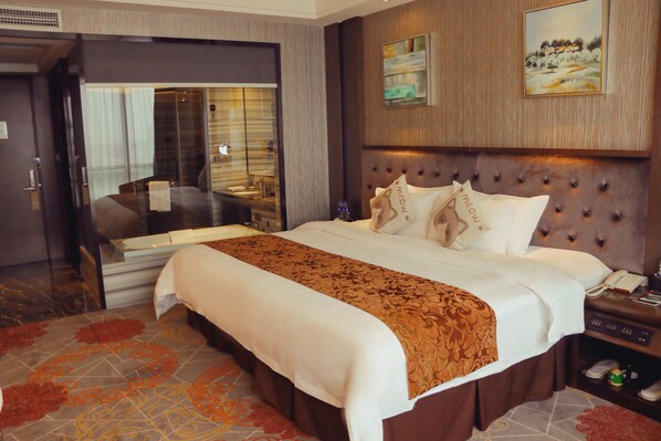 Deluxe Room(Mainland Chinese Citizen Only) | Minibar, in-room safe, desk, blackout drapes - Xiamen Wanjia International Hotel (Xiamen)