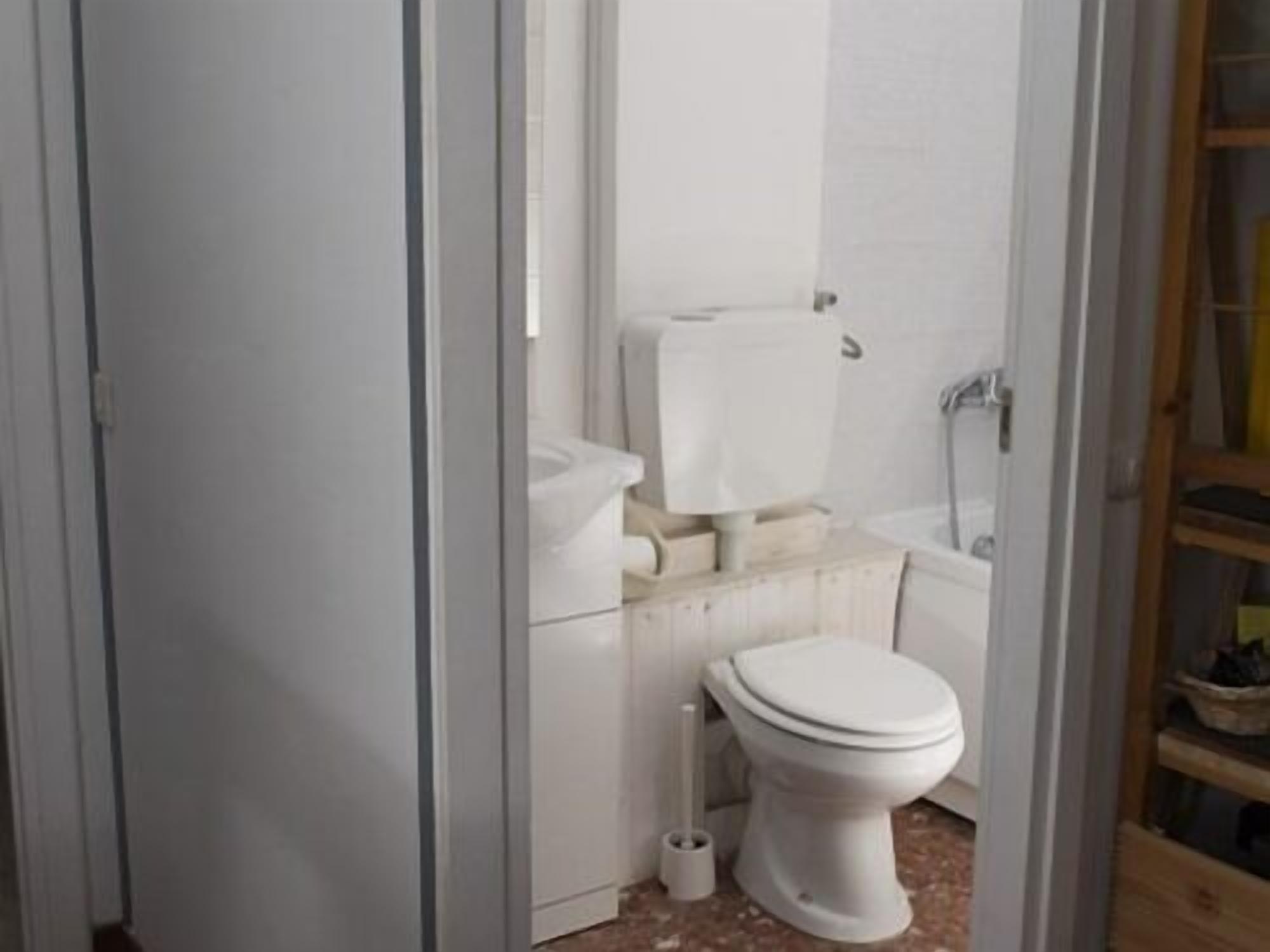 Une salle de bain équipée de toilettes, d’un bidet et d’une douche.