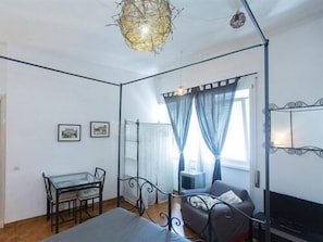 Deluxe Double Room, Ensuite, City View (Borgo Pio) | Pemandangan dari hartanah