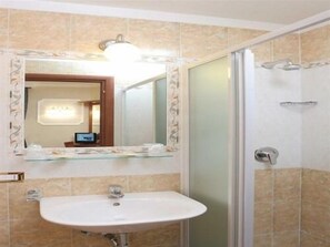 Shower, free toiletries, hair dryer, bidet - AdoraSuite B&B (Rome)