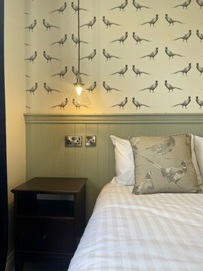 Double Room, Ensuite - The Horseshoe and Castle (Rochester)