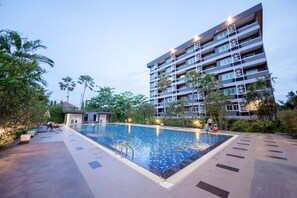 Outdoor pool, pool umbrellas, pool loungers - Eastpana Hotel (Si Racha)