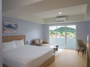 Ropa de cama hipoalergénica y caja de seguridad en la habitación 