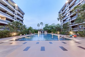 Outdoor pool, pool umbrellas, pool loungers - Eastpana Hotel (Si Racha)