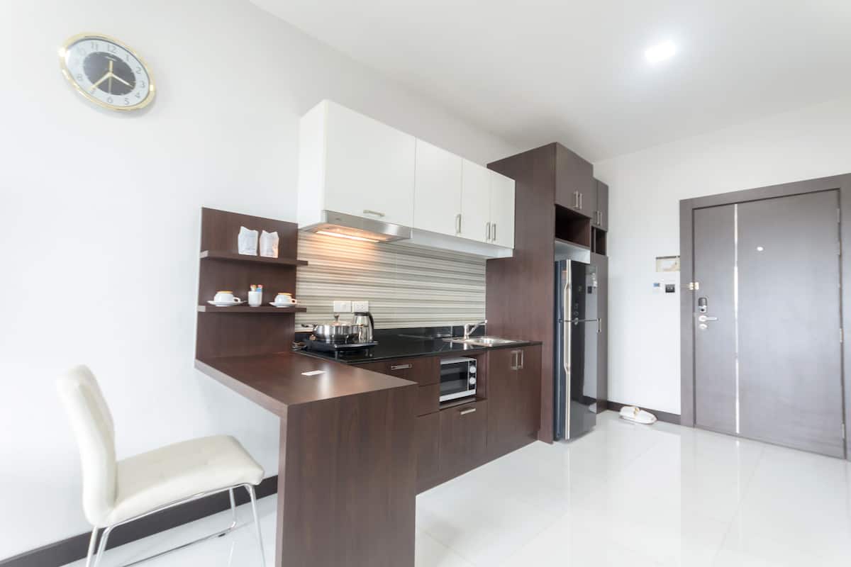 fridge, coffee/tea maker, electric kettle