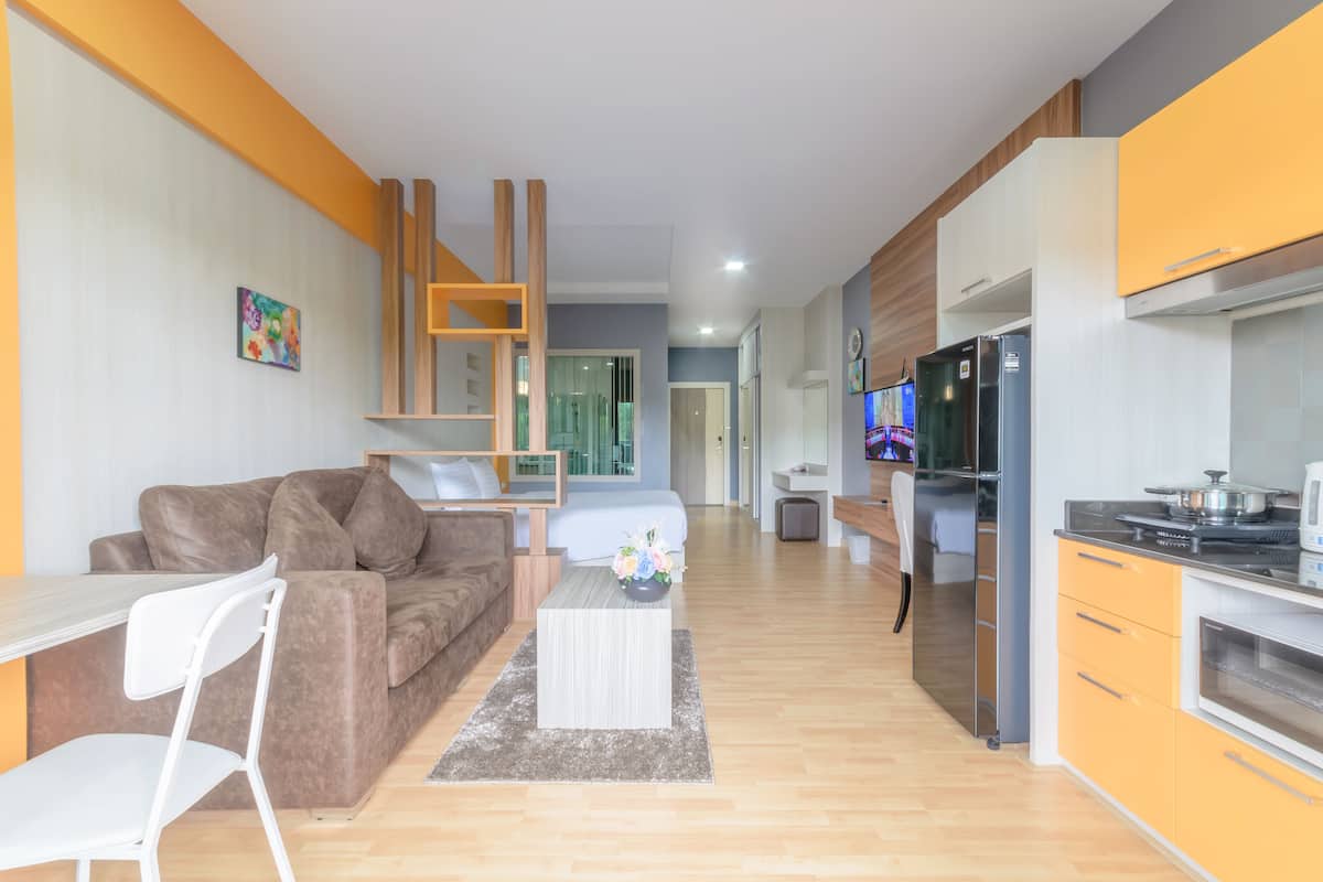 Een modern appartement met een woonkamer, keuken en slaapkamer.