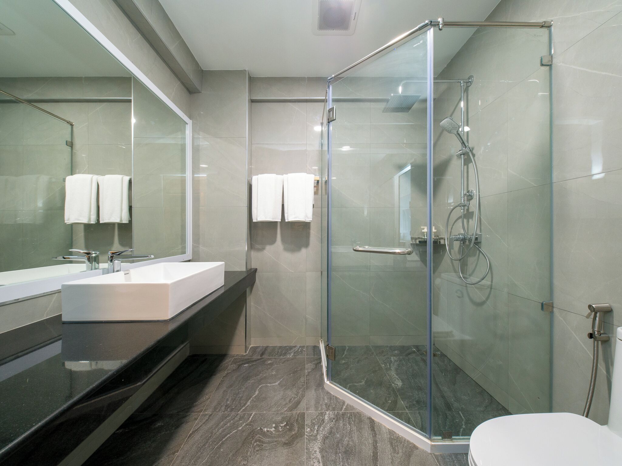 Regadera, amenidades de baño gratuitas, secadora de cabello, batas 